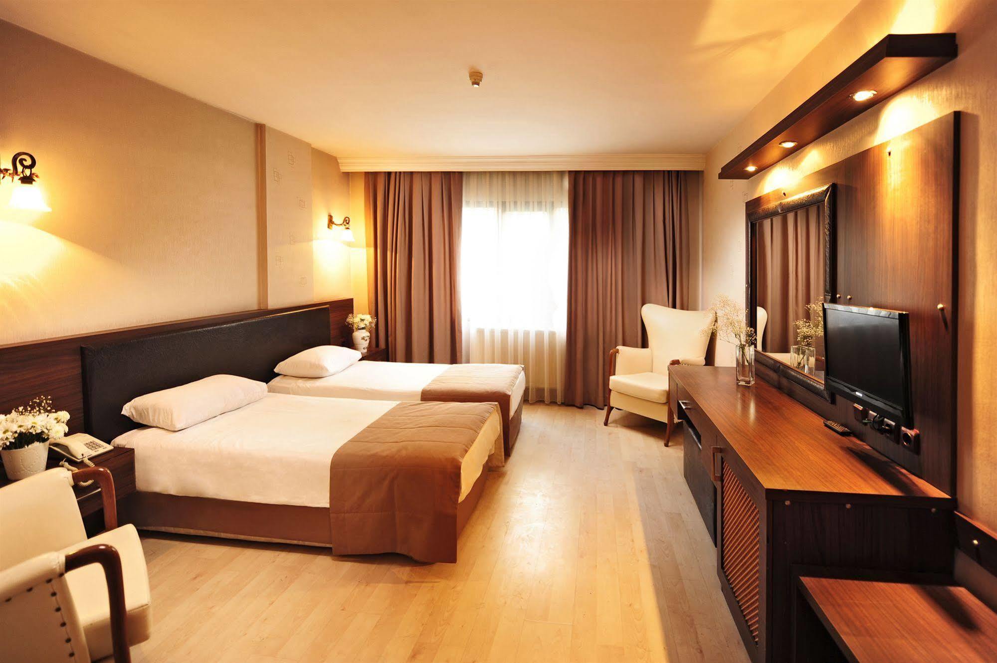 Uestuen Hotel Alsancak Izmir Exterior foto